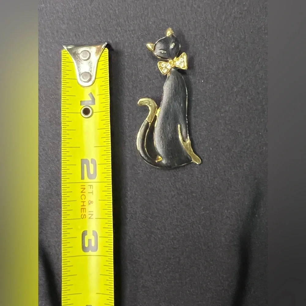 Vintage Elegant Black and Gold Cat Brooch / Pin Costume Jewelry